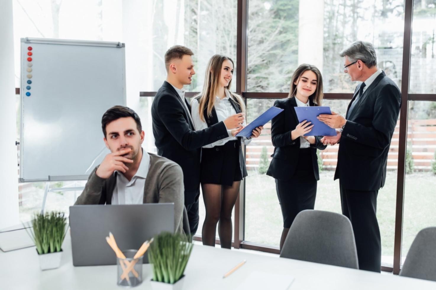 Specialiști în analiză financiară lucrând cu documente bugetare